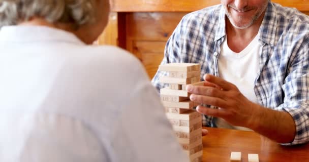 Ανώτερος Φίλους Παιχνίδι Jenga Στον Πίνακα Γραμμή — Αρχείο Βίντεο