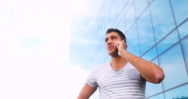 Mužské Výkonný Pomocí Mobilního Telefonu Kancelářských Prostor — Stock video