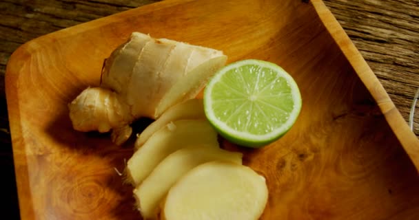 Närbild Citronte Med Ingefära Och Citron Träbord — Stockvideo