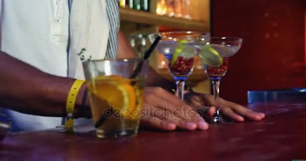 Barmen Bölümünü Kokteyl Içeceği Iki Otlar Hazırlanıyor — Stok video