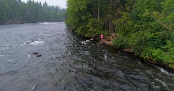 Antenne Einer Wanderin Der Nähe Des Flusses — Stockvideo
