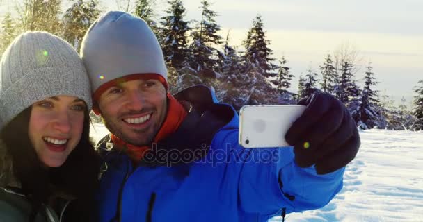 浪漫情侣带手机冬季4K — 图库视频影像