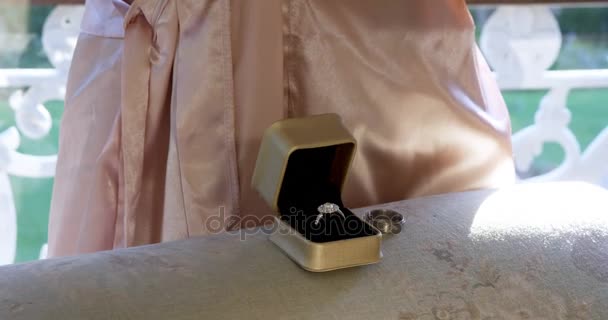 Mid Sectie Van Vrouw Houden Wedding Ring Ketting Bank — Stockvideo