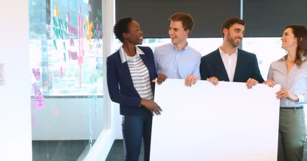 Porträt Von Geschäftskollegen Mit Einem Leeren Banner Büro — Stockvideo