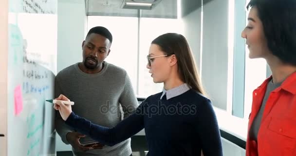 Geschäftskollegen Diskutieren Über Whiteboard Büro — Stockvideo