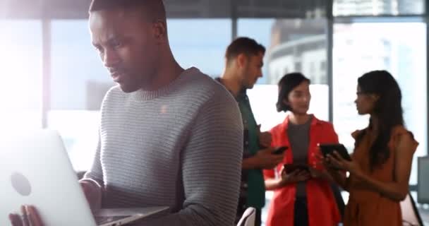 Executivo Masculino Usando Laptop Enquanto Colegas Usando Tablet Digital Escritório — Vídeo de Stock