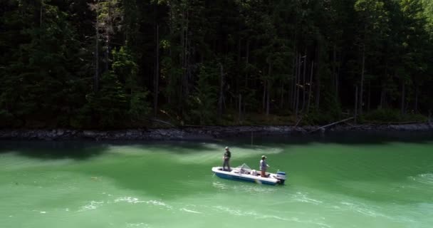 Luchtfoto Van Twee Mannen Vissen Rivier Tijdens Het Zeilen Boot — Stockvideo