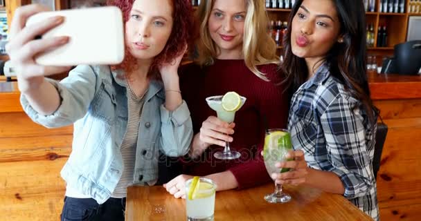 Θηλυκό Φίλους Λαμβάνοντας Αυτοπορτρέτα Κινητό Τηλέφωνο Ενώ Ποτά Στο Μπαρ — Αρχείο Βίντεο
