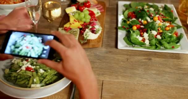 Primer Plano Mujer Tomando Fotos Comida Mesa Cena Restaurante — Vídeos de Stock