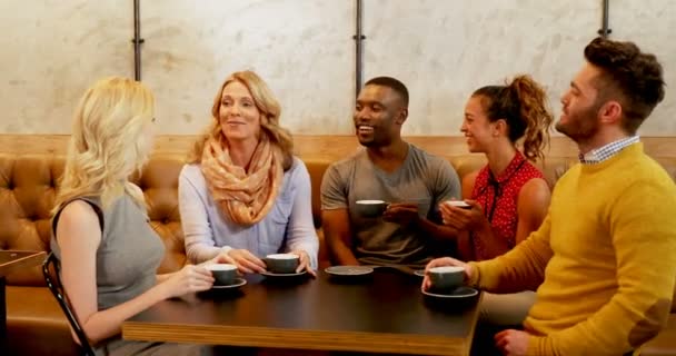 Groep Gelukkige Vrienden Interactie Terwijl Het Hebben Van Koffie Het — Stockvideo