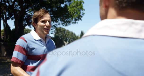 Rugby Pemain Membahas Lapangan Pada Hari Yang Cerah — Stok Video