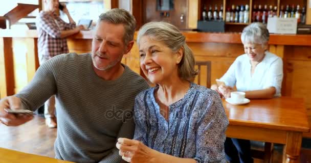 Gelukkige Senior Paar Nemen Selfie Met Mobiele Telefoon Restaurant — Stockvideo