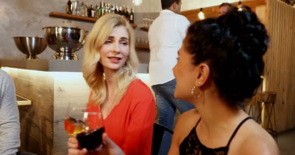 Groupe Amis Toasts Salutations Dans Restaurant — Video