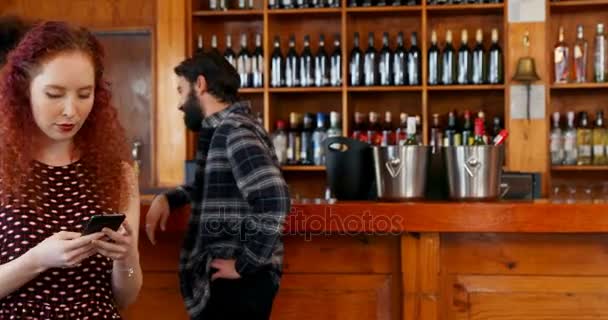 Amis Embrassant Dans Bar — Video