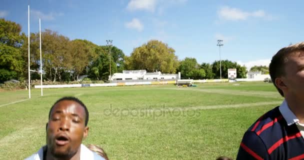 橄榄球运动员在阳光明媚的日子里练习防守球4K — 图库视频影像