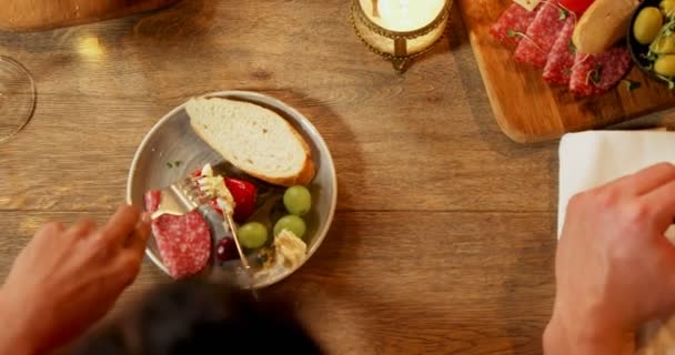 Primer Plano Amigos Cenando Restaurante Mientras Brindan Vasos — Vídeo de stock