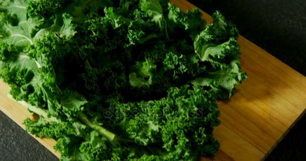 Primer Plano Verdura Hoja Verde Una Tabla Cortar — Vídeo de stock