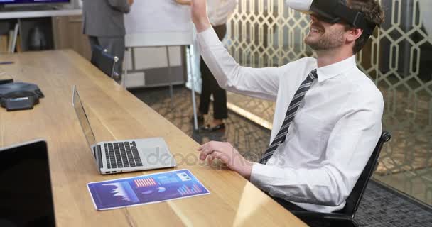 Führungskraft Mit Virtual Reality Headset Während Kollegen Büro Über Flipchart — Stockvideo