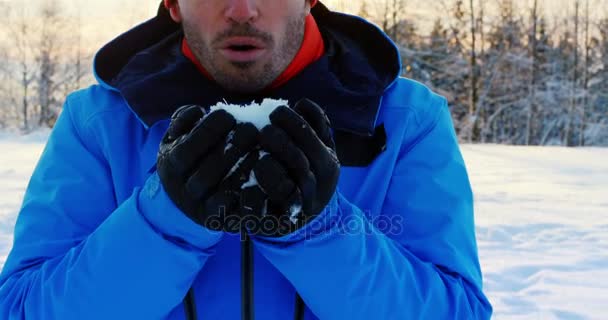 Πορτρέτο Του Ανθρώπου Που Είναι Φυσάει Χιόνι Κατά Χειμερινή Περίοδο — Αρχείο Βίντεο