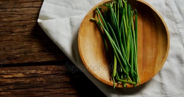 High Angle View Fresh Garlic Chives Wooden Plate — Stock Video