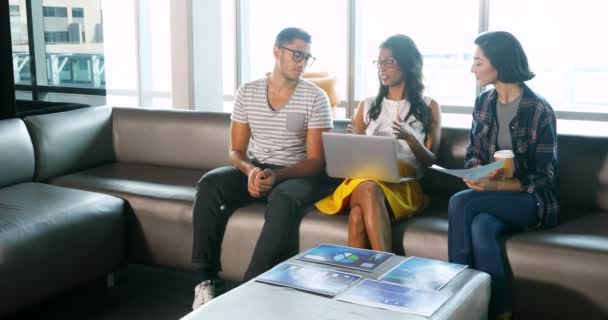 Бізнес Колеги Обговорюють Ноутбук Офісі — стокове відео