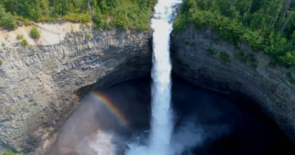 Luchtfoto Van Mooie Water Val Door Bos Klif Een Zonnige — Stockvideo