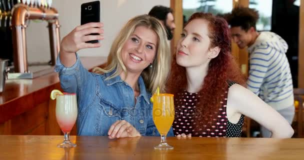 Друзья Женщины Делают Селфи Помощью Мобильного Телефона Выпивая Баре — стоковое видео