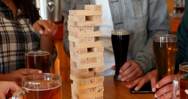 Bar Bira Görürken Jenga Oynamayı Fiends Grup — Stok video