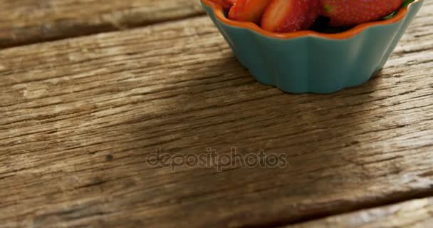 Primer Plano Del Cuenco Lleno Fresas Rebanadas Suelo Madera — Vídeo de stock