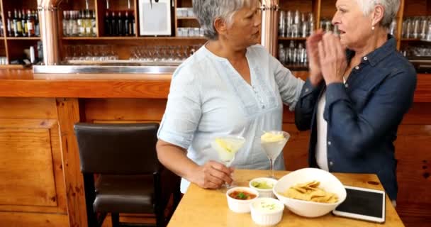 Senior Vänner Interagerar Samtidigt Cocktailbar — Stockvideo