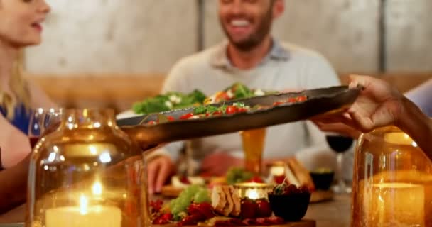 Glückliche Freunde Die Sich Esstisch Restaurant Gegenseitig Essen Anbieten — Stockvideo