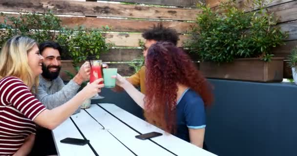 Ομάδα Φίλων Φρυγανίσματος Ποτό Στο Μπαρ — Αρχείο Βίντεο