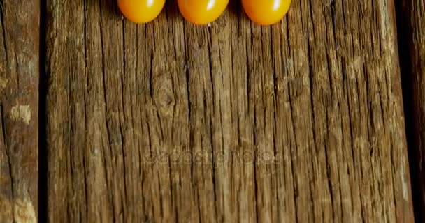 トマトとニンジンの木製テーブル 上に配置のクローズ アップ — ストック動画