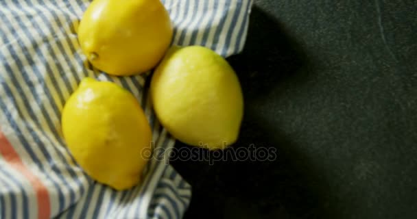 Вид Сверху Лимон Тканью Черном Фоне — стоковое видео