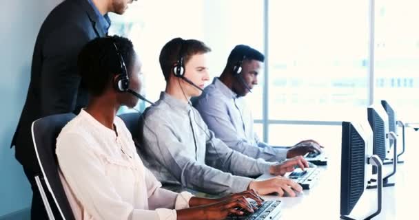 Customer Service Executive Trainer Monitoring Her Team Office — Stock Video