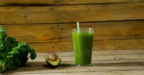 Primer Plano Del Jugo Con Verduras Hoja Aguacate — Vídeos de Stock