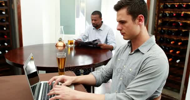 Людина Використовує Ноутбук Маючи Пиво Барі — стокове відео