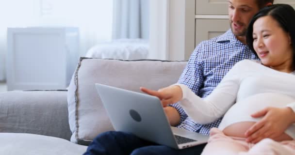 Coppia Incinta Utilizzando Laptop Sul Letto Soggiorno Casa — Video Stock