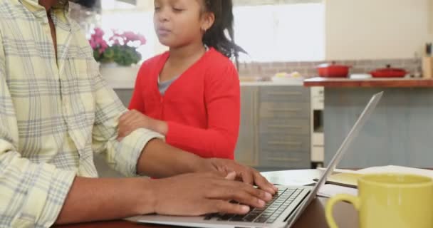 父亲和女儿使用膝上型电脑在家庭厨房4K — 图库视频影像