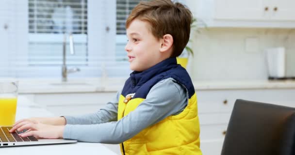 Menino Usando Laptop Cozinha Casa — Vídeo de Stock