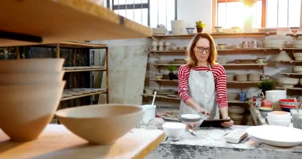 Porträtt Kvinnliga Potter Använder Digitala Tablett Keramikverkstad — Stockvideo