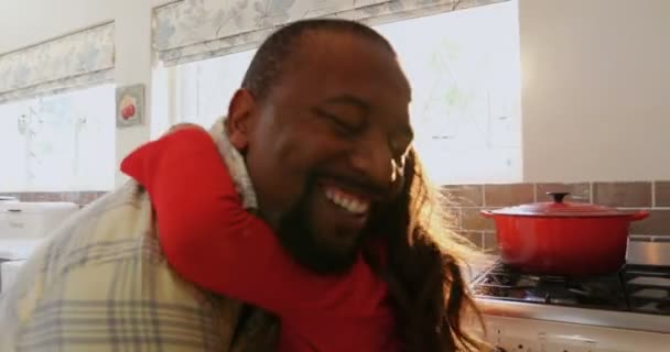 Πατέρας Και Κόρη Που Αγκαλιάζει Κάθε Άλλο Στην Κουζίνα Στο — Αρχείο Βίντεο