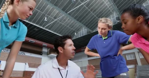 Entrenador Voleibol Interactuando Con Jugadoras Cancha — Vídeo de stock