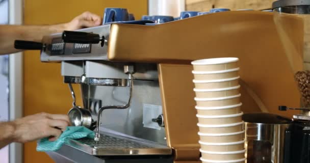 Camarero Limpieza Máquina Café Cafetería — Vídeos de Stock