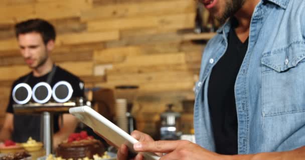 Man Använder Digital Tablett Vid Disken Café — Stockvideo