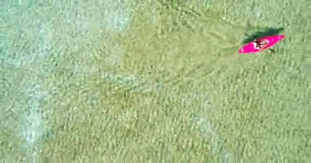 Luftaufnahme Einer Frau Die Allein Auf Einem See Kajak Fährt — Stockvideo