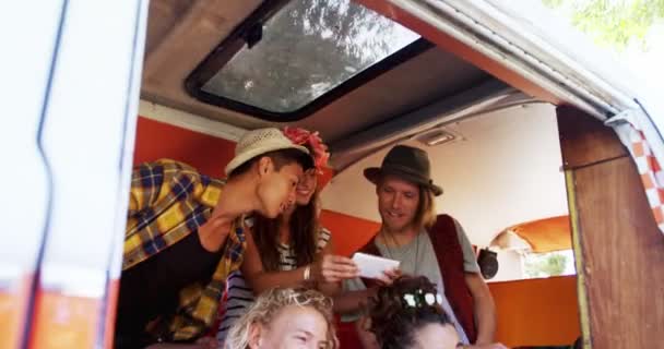 Arkadaşlar Birbirleriyle Etkileşim Camper Van Grup — Stok video