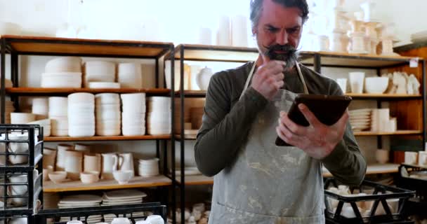 Mannelijke Potter Digitale Tablet Met Pottenbakkerij — Stockvideo