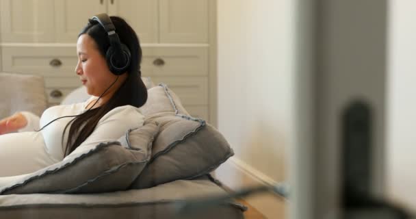 Zwangere Vrouw Luisteren Naar Muziek Hoofdtelefoon Huiskamer — Stockvideo