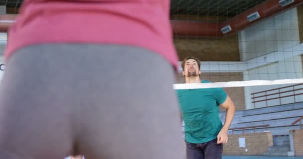 Молоді Волейболісти Грають Волейбол Дворі — стокове відео